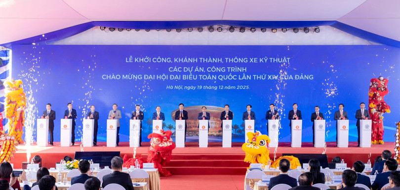 anh-2-thu-tuong-chinh-phu-pham-minh-chinh-bi-thu-thanh-uy-ha-noi-nguyen-duy-ngoc-cung-lanh-dao-bo-nganh-trung-uong-lanh-dao-dia-phuong-va-ong-pham-nhat-vuong-chu-tich-tap-doan-vingroup-bam-nut-khoi-cong-du-an-k.jpg