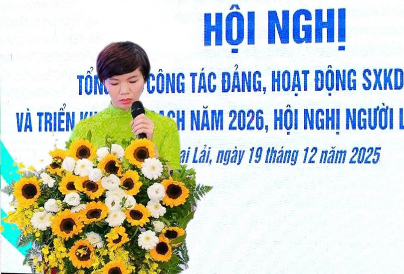 Bà Đỗ Thị Hồng Hạnh - Ủy viên Ban Chấp hành Công đoàn Cơ sở PVChem báo cáo công tác công đoàn năm 2025 và phương hướng nhiệm vụ năm 2026.
