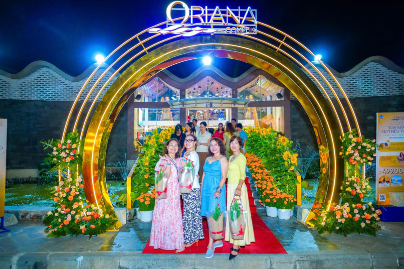 Khách hàng lưu giữ khoảnh khắc đón chào biểu tượng mới Oriana Complex