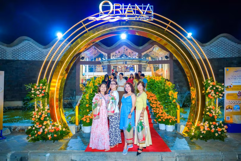 Khách hàng lưu giữ khoảnh khắc đón chào biểu tượng mới Oriana Complex