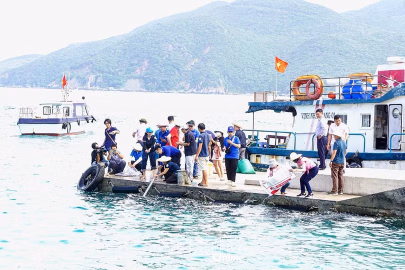 Hoạt động thả giống tái tạo nguồn lợi thủy sản tại Khu Bảo tồn biển Hòn Mun. Nguồn ảnh: Báo Khánh Hòa