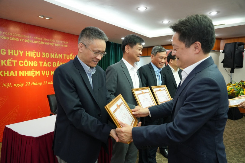 Đồng chí Hoàng Văn Quang, Ủy viên BCH Đảng bộ Petrovietnam, Bí thư Đảng ủy, Chủ tịch HĐQT Tổng công ty trao tặng bằng khen cho 4 tập thể cấp ủy được xếp loại “Hoàn thành xuất sắc nhiệm vụ”