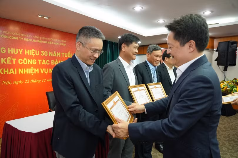 Đồng chí Hoàng Văn Quang, Ủy viên BCH Đảng bộ Petrovietnam, Bí thư Đảng ủy, Chủ tịch HĐQT Tổng công ty trao tặng bằng khen cho 4 tập thể cấp ủy được xếp loại “Hoàn thành xuất sắc nhiệm vụ”
