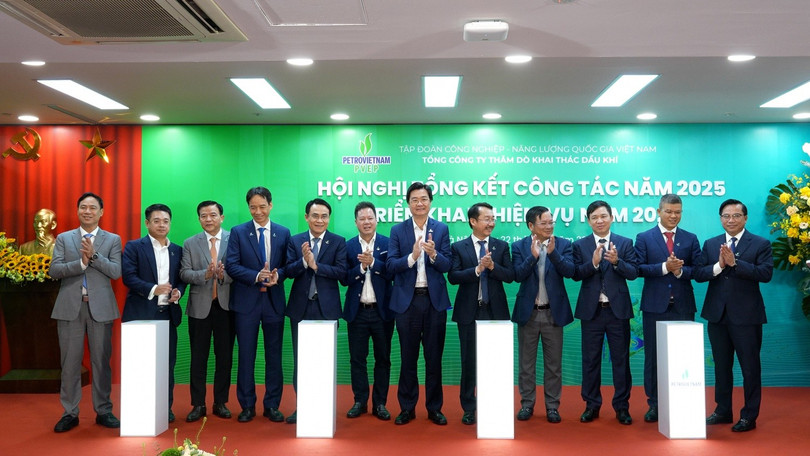 Các đại biểu thực hiện nghi thức phát động phong trào thi đua năm 2026.