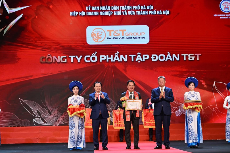 Ông Mai Xuân Sơn, Tổng Giám đốc đại diện Tập đoàn T&amp;T Group nhận Bằng khen của Chủ tịch UBND TP Hà Nội.