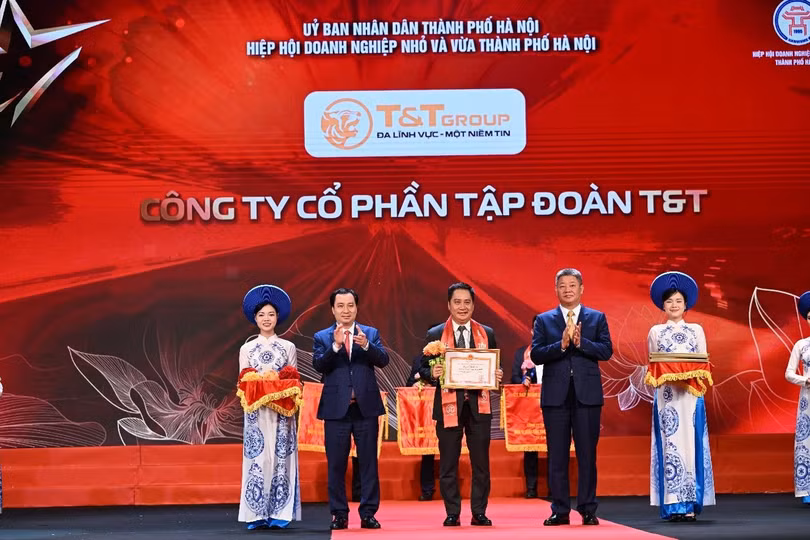 Ông Mai Xuân Sơn, Tổng Giám đốc đại diện Tập đoàn T&amp;T Group nhận Bằng khen của Chủ tịch UBND TP Hà Nội.