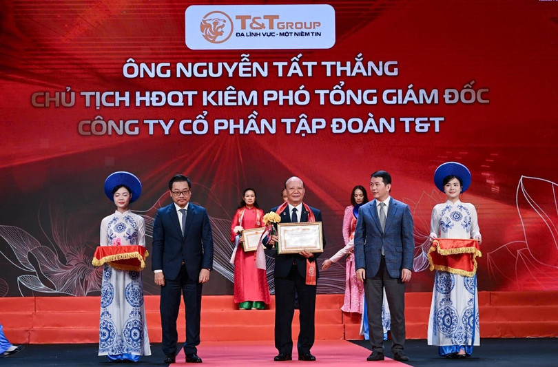 Ông Nguyễn Tất Thắng, Chủ tịch HĐQT Tập đoàn T&amp;T Group nhận Bằng khen của UBND TP Hà Nội.