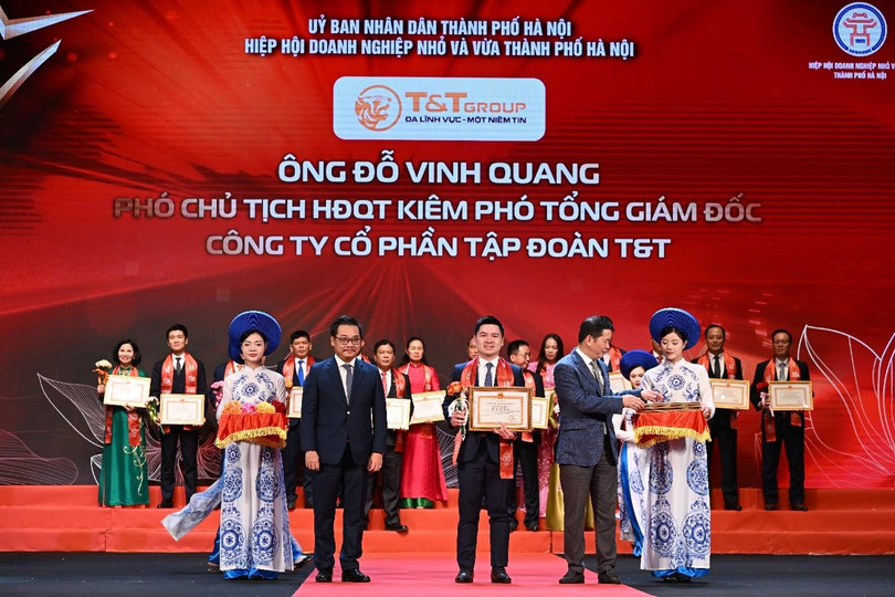 Phó Chủ tịch HĐQT T&amp;T Group Đỗ Vinh Quang nhận Bằng khen của Chủ tịch UBND TP Hà Nội.