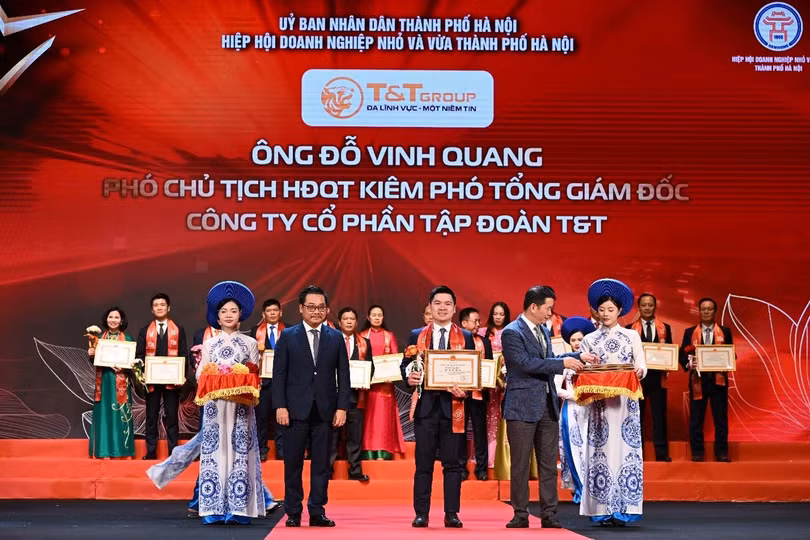Phó Chủ tịch HĐQT T&amp;T Group Đỗ Vinh Quang nhận Bằng khen của Chủ tịch UBND TP Hà Nội.