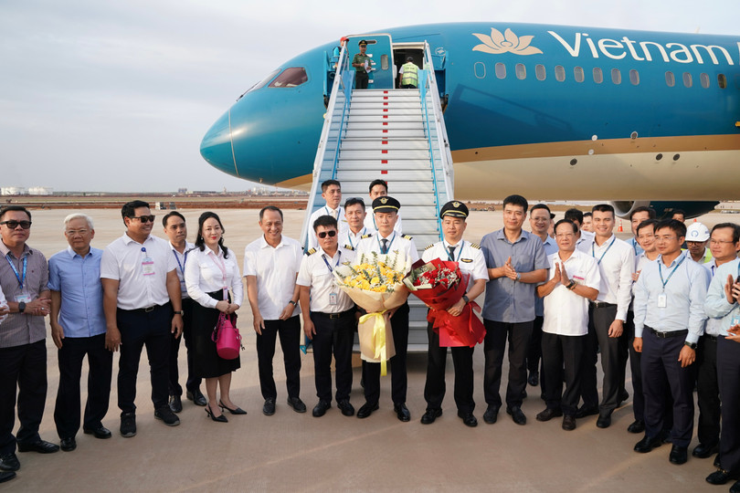 5-phi-hanh-doan-vietnam-airlines-nhan-hoa-chuc-mung-sau-khi-hoan-thanh-chuyen-bay-den-san-bay-long-thanh.jpg