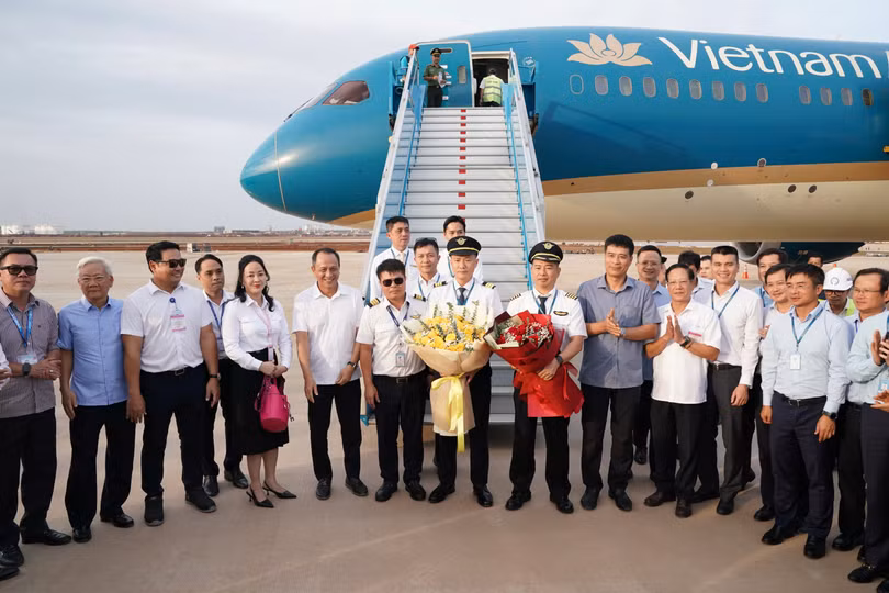 5-phi-hanh-doan-vietnam-airlines-nhan-hoa-chuc-mung-sau-khi-hoan-thanh-chuyen-bay-den-san-bay-long-thanh.jpg