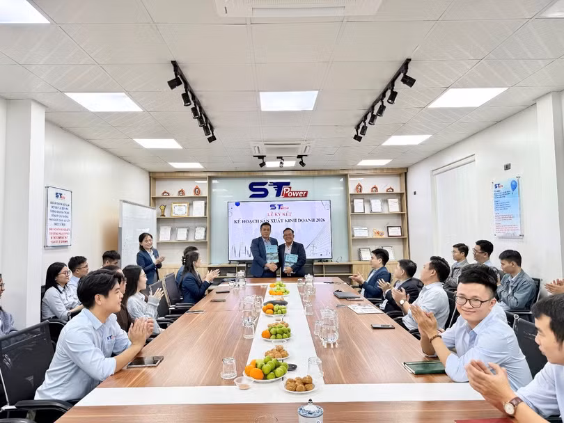 Ông Phan Trung Kiên - Giám đốc Khối Kinh doanh thực hiện ký kết với Tổng Giám đốc Phan Công Tuấn.