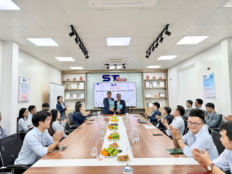 Ông Phan Trung Kiên - Giám đốc Khối Kinh doanh thực hiện ký kết với Tổng Giám đốc Phan Công Tuấn.