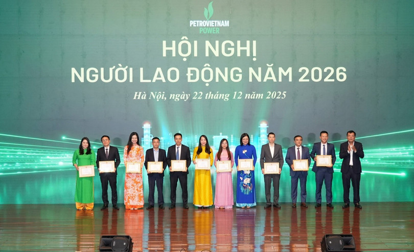 Đồng chí Lê Như Linh - Phó Bí thư Đảng ủy, Tổng Giám đốc PV Power trao Giấy khen của Tổng Giám đốc Tập đoàn cho các cá nhân có thành tích xuất sắc năm 2025.