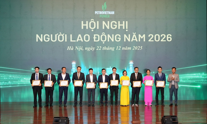 Đồng chí Ngô Văn Chiến - Phó Tổng Giám đốc, Chủ nhiệm Hội đồng sáng kiến PV Power trao tặng Giải thưởng phong trào 2025 và Giải thưởng các đề xuất cải tiến xuất sắc tại chương trình "Ngày hội Sáng tạo PV Power năm 2025".