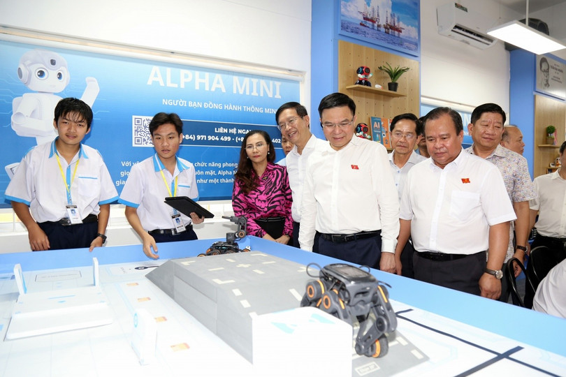 Đồng chí Lê Mạnh Hùng - Bí thư Đảng ủy, Chủ tịch HĐTV Petrovietnam và đồng chí Trần Quang Dũng - Phó Bí thư Thường trực Đảng ủy Petrovietnam cùng lãnh đạo tỉnh Cà Mau tham quan phòng STEM tại Trường THPT Đầm Dơi.