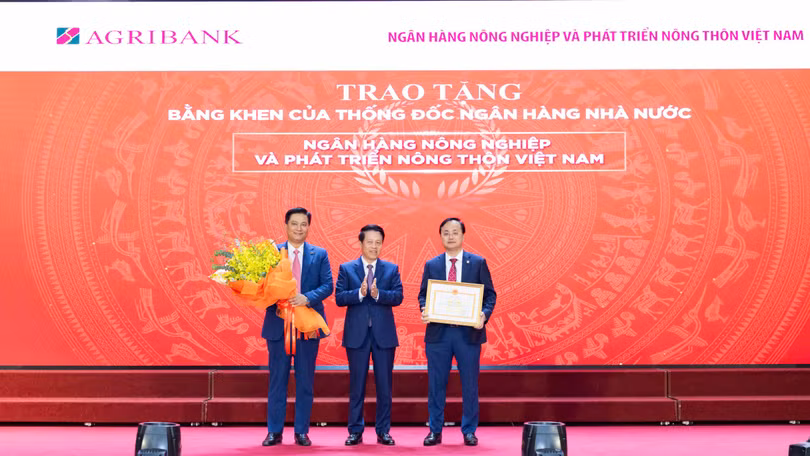 Đồng chí Tô Huy Vũ - Bí thư Đảng ủy, Chủ tịch HĐTV, đồng chí Phạm Toàn Vượng - Phó Bí thư Đảng ủy, Thành viên HĐTV, Tổng Giám đốc đại diện tập thể Ngân hàng Nông nghiệp và Phát triển nông thôn (Agribank) vinh dự nhận bằng khen của Thống đốc Ngân hàng Nhà nước Việt Nam