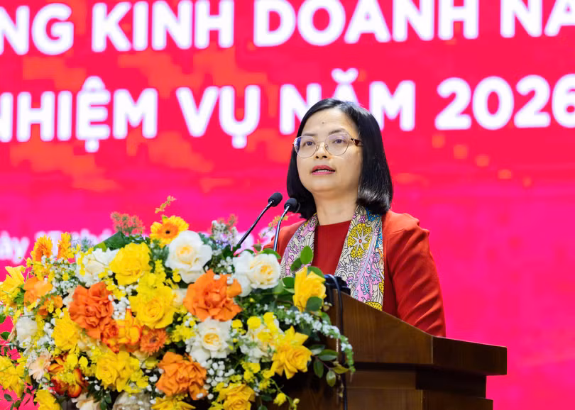 Đồng chí Nguyễn Thị Thảo - Ủy viên Ban Thường vụ Đảng ủy, Thành viên Hội đồng thành viên phát động phong trào thi đua năm 2026 trong toàn hệ thống