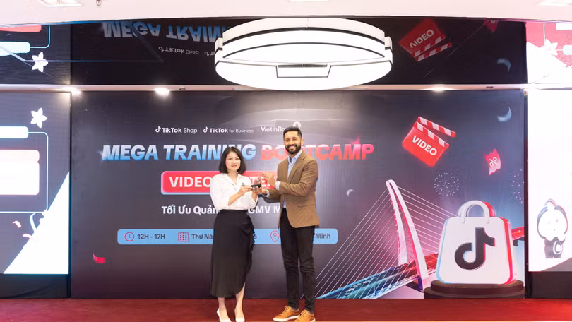 Đại diện VietinBank nhận kỷ niệm chương từ TikTokShop