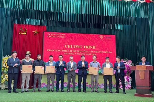 Ban lãnh đạo IGB Group trao tặng thiết bị cho phường Vân Sơn