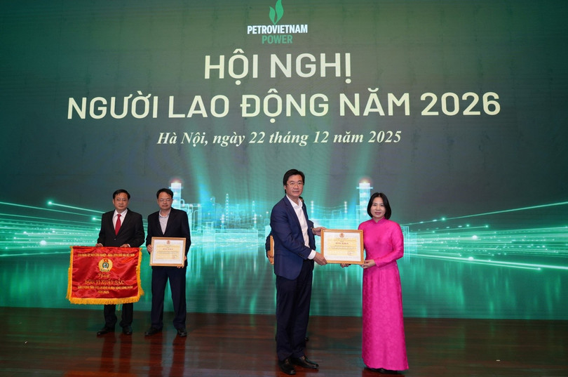 Công đoàn Petrovietnam trao tặng Bằng khen cho Cơ quan Công đoàn Tổng công ty.