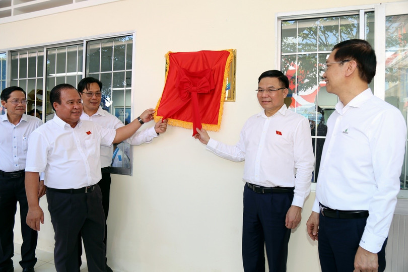 Đồng chí Lê Mạnh Hùng - Bí thư Đảng ủy, Chủ tịch HĐTV Petrovietnam và đồng chí Trần Quang Dũng - Phó Bí thư Thường trực Đảng ủy Petrovietnam cùng lãnh đạo tỉnh Cà Mau thực hiện nghi thức khánh thành phòng STEM tại Trường THPT Đầm Dơi.