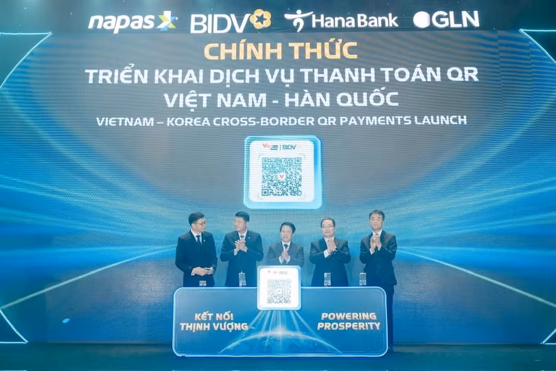 Đại diện Lãnh đạo NHNN, NAPAS, GLN và Hana Bank bấm nút ra mắt dịch vụ thanh toán QR Việt Nam - Hàn Quốc
