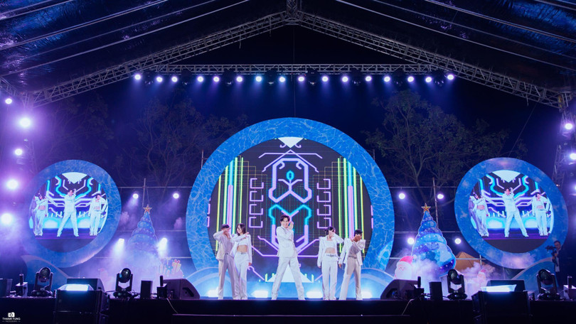 Sự xuất hiện của ca sĩ Đan Trường khiến khán giả nhiều thế hệ xúc động khi những giai điệu quen thuộc vang lên giữa không gian đô thị mới.