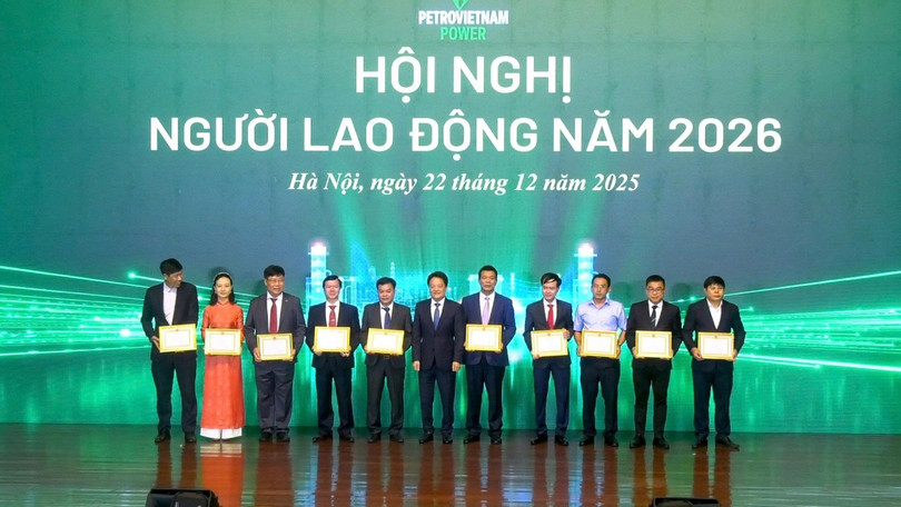 Đồng chí Hoàng Văn Quang - Bí thư Đảng ủy, Chủ tịch HĐQT PV Power trao tặng Giấy khen của Tổng Giám đốc Tập đoàn cho các tập thể có thành tích xuât sắc trong năm 2025.