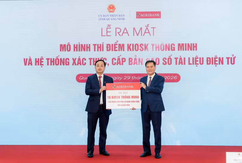 Đồng chí Tô Huy Vũ - Bí thư Đảng ủy, Chủ tịch HĐTV Agribank trao tặng tài trợ Kiosk thông minh cho TTPVHCC tỉnh Quảng Ninh