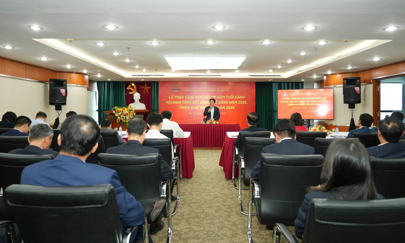 Đồng chí Hoàng Văn Quang, Ủy viên BCH Đảng bộ Petrovietnam, Bí thư Đảng ủy, Chủ tịch HĐQT Tổng công ty điều hành hội nghị