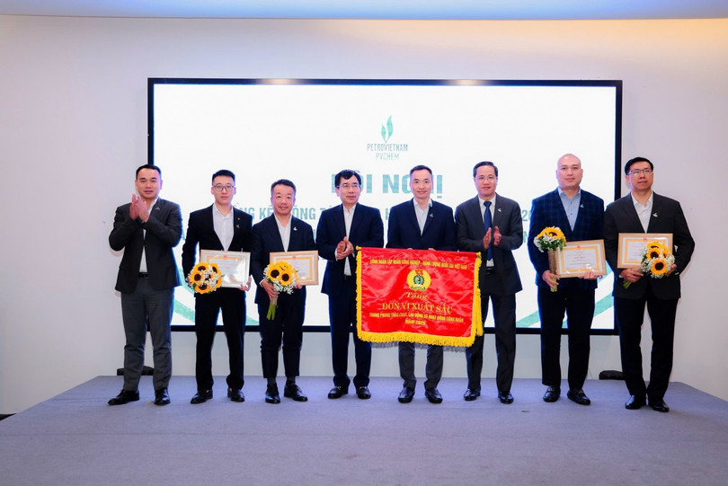 Trao Bằng khen cho các tập thể có thành tích xuất sắc năm 2024 và Cờ thi đua cho Công đoàn Cơ sở PVChem.