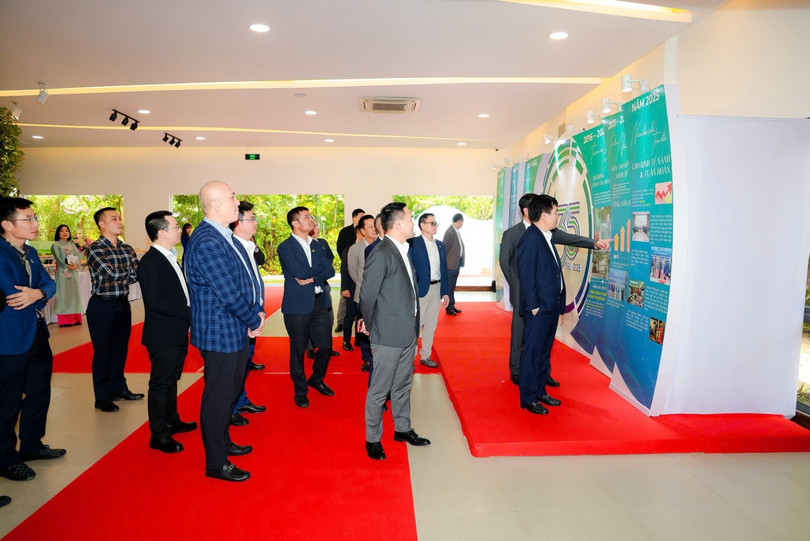 Ông Lê Xuân Huyên - Phó Tổng Giám đốc Petrovietnam và các đại biểu tìm hiểu chặng đường 35 năm hình thành và phát triển của PVChem.