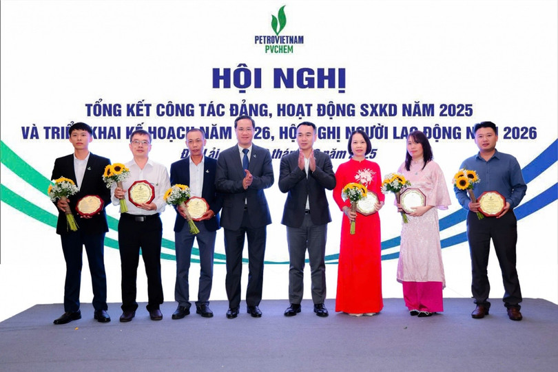 Trao tặng Biểu trưng cho các cá nhân đạt danh hiệu PVChem tiêu biểu năm 2025.