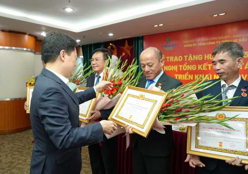 Đồng chí Hoàng Văn Quang - Ủy viên Ban Chấp hành Đảng bộ Tập đoàn, Bí thư Đảng ủy, Chủ tịch HĐQT PV Power ty tặng hoa chúc mừng các đảng viên.