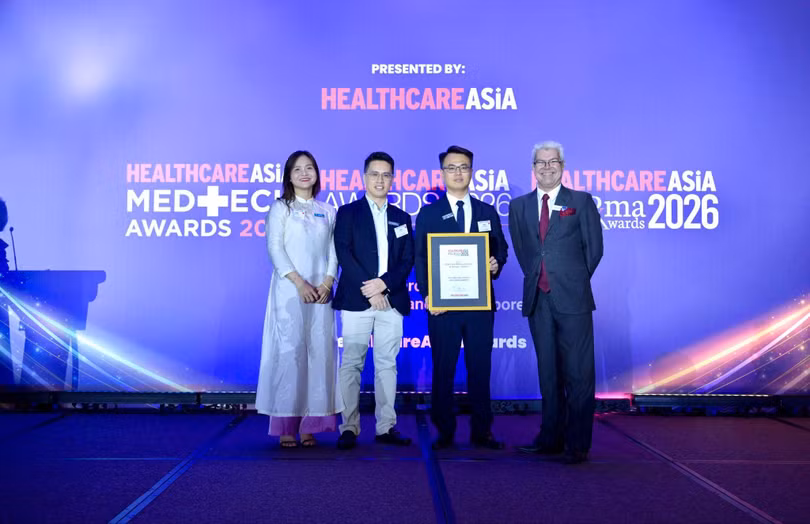 Các đại diện Hệ thống nhà thuốc và trung tâm tiêm chủng Long Châu nhận giải thưởng “Sáng kiến vì sức khỏe cộng đồng của năm”.