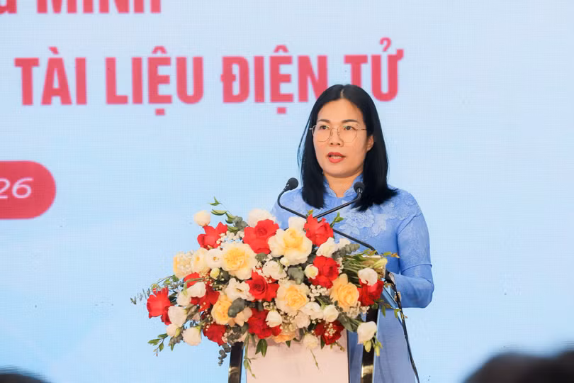 Đồng chí Nguyễn Hải Vân - Giám đốc TTPVHCC tỉnh Quảng Ninh báo cáo kết quả phối hợp triển khai mô hình