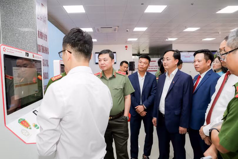 Đồng chí Tô Huy Vũ - Bí thư Đảng ủy, Chủ tịch HĐTV Agribank và đồng chí Bùi Văn Khắng - Phó Bí thư Tỉnh ủy, Chủ tịch UBND tỉnh Quảng Ninh, cùng đại biểu tham gia trải nghiệm mô hình thí điểm Kiosk thông minh và hệ thống xác thực, cấp bản sao số, tài liệu điện tử