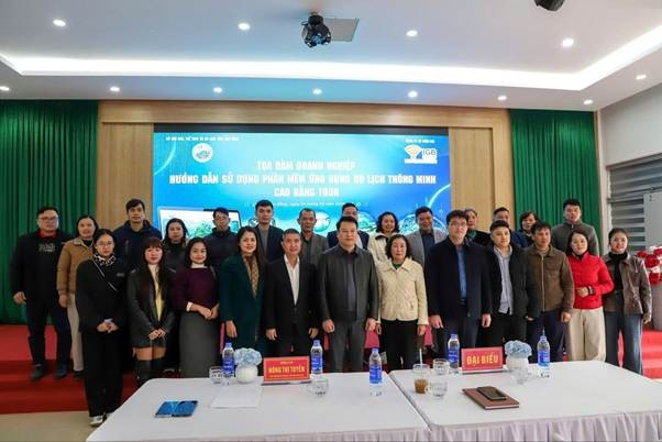 Các đại biểu tham dự Tọa đàm hướng dẫn sử dụng phần mềm du lịch thông minh “Cao Bằng Tour”. Ảnh: Hoài Nam