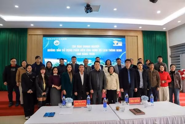 Các đại biểu tham dự Tọa đàm hướng dẫn sử dụng phần mềm du lịch thông minh “Cao Bằng Tour”. Ảnh: Hoài Nam