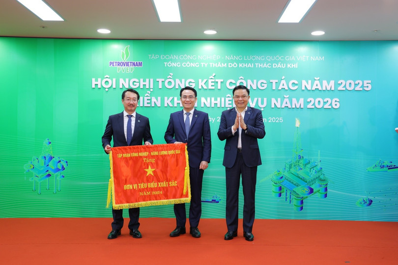 Chủ tịch HĐTV Petrovietnam Lê Mạnh Hùng trao biểu trưng danh hiệu "Đơn vị tiêu biểu xuất sắc năm 2024" cho PVEP