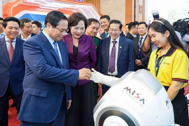 Thủ tướng Phạm Minh Chính ghé thăm gian hàng MISA, bắt tay cùng Robot ứng dụng trí tuệ nhân tạo MISA AVA