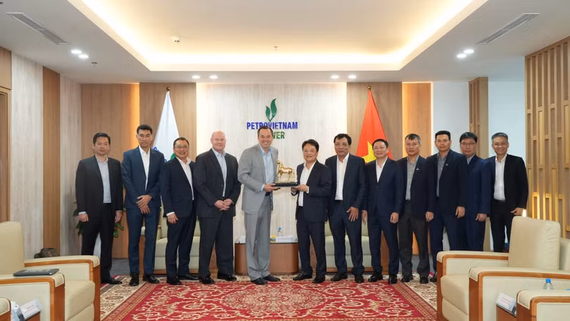 Lãnh đạo PV Power trao tặng quà kỷ niệm đến đoàn công tác của GE Vernova.