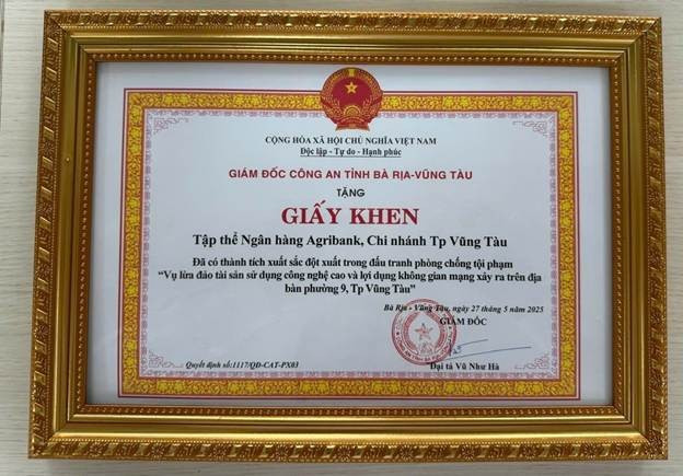 Nhờ tích cực hỗ trợ khách hàng và kịp thời ngăn chặn tội phạm lừa đảo tài sản qua không gian mạng, Agribank Chi nhánh Vũng Tàu được nhận Giấy khen của Giám đốc Công an tỉnh Bà Rịa - Vũng Tàu (nay là TP HCM)