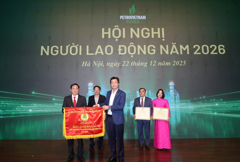 Công đoàn Petrovietnam trao tặng Cờ thi đua cho Công đoàn Công ty Điện lực Dầu khí Cà Mau.