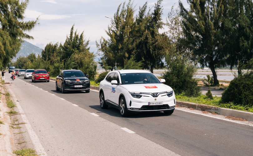 VinFast miễn phí đổi pin 20 lần/tháng (tương ứng quãng đường đi được tối thiểu 800 km/tháng) cho khách hàng mua dòng xe máy điện đổi pin đến hết ngày 30/6/2028