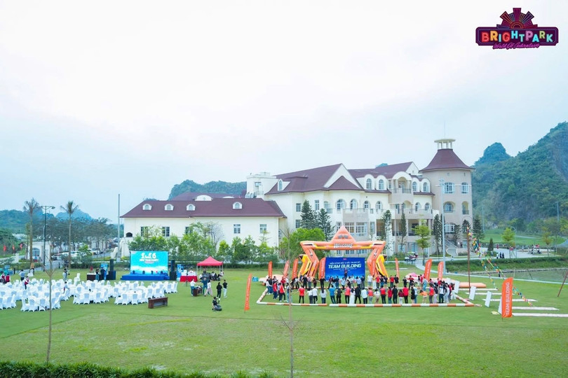 Không gian 6.000m² sân cỏ tại BRIGHTPARK được thiết kế phục vụ Teambuilding, Camping và các hoạt động ngoại khóa.