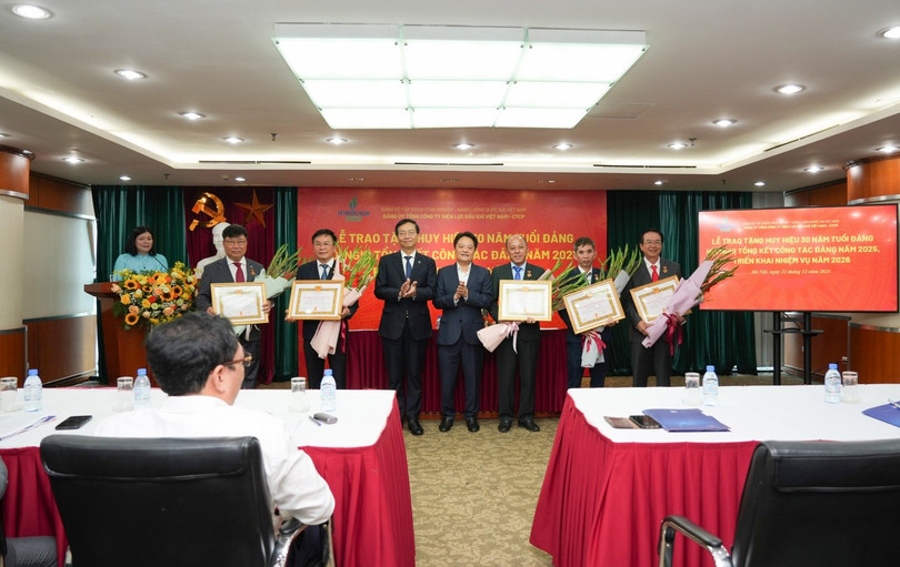 Các cán bộ, đảng viên PV Power đón nhận Huy hiệu 30 tuổi Đảng.