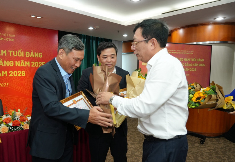 Đồng chí Lê Như Linh, Phó Bí thư Đảng ủy, Tổng Giám đốc Tổng công ty tặng hoa chúc mừng 4 tập thể cấp ủy được xếp loại “Hoàn thành xuất sắc nhiệm vụ”