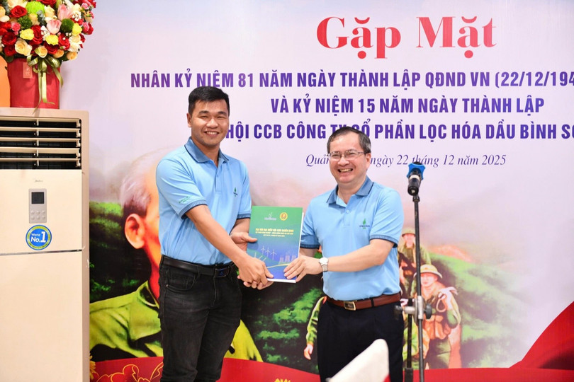 Ông Khương Lê Thành - Chủ tịch Hội CCB, Thành viên HĐQT BSR trao quyết định kết nạp hội viên mới, bổ sung lực lượng cho Hội CCB BSR.